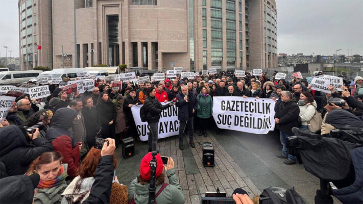 Tuzak yasa benim de aralarında olduğum gazeteciler tarafından anayasa mahkemesi karşısında protesto edildi