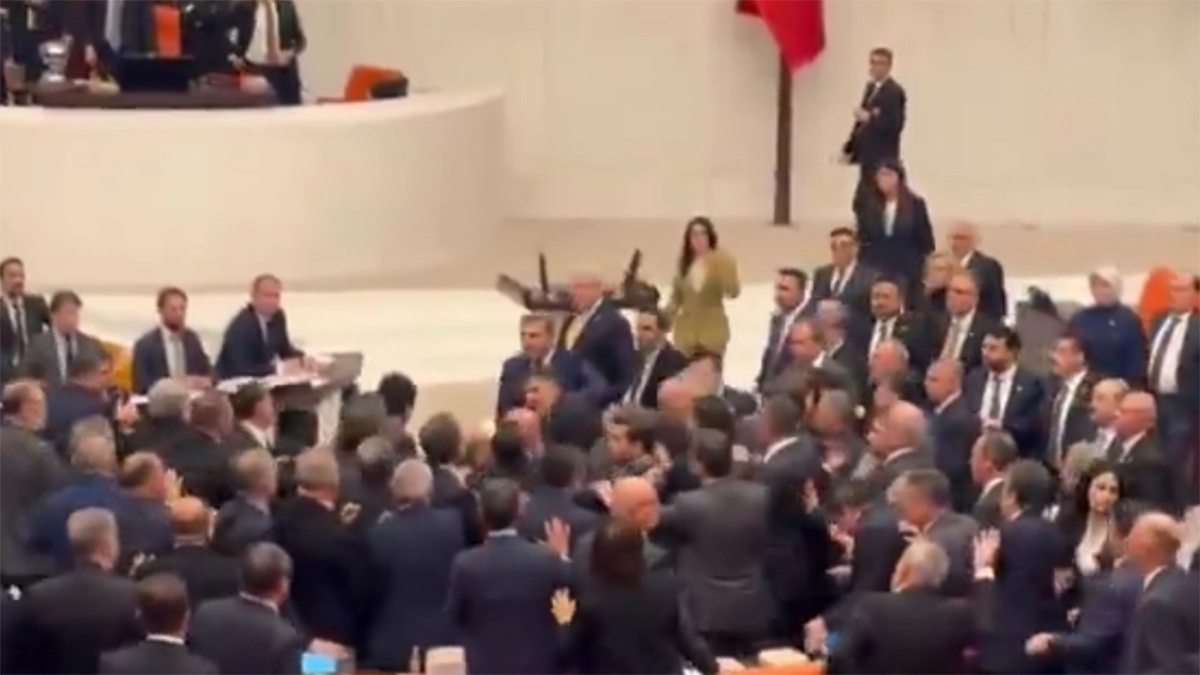 Tuzak yasa meclis genel kurulunda kavgalar sonucu kabul edildi.